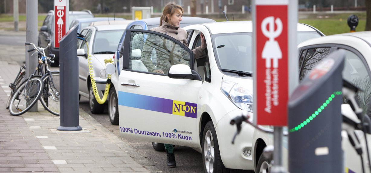 Handig, een electrische laadpaal in de buurt!